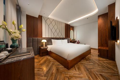 Una cama o camas en una habitación de H Hôtel L'Art Hanoi