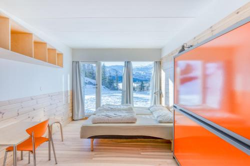 a bedroom with a bed and a window at Kvitåvatn Fjellstue in Gaustablikk