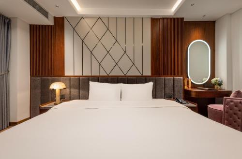 Una cama o camas en una habitación de H Hôtel L'Art Hanoi