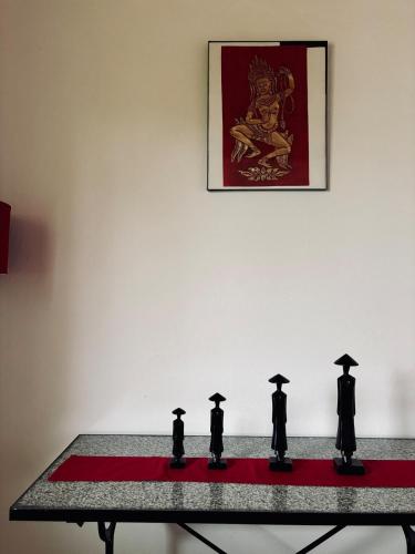 a table with three black figurines on top of it at La Salazienne in Salazie