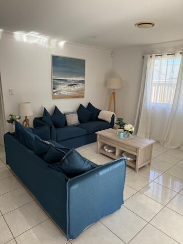 Χώρος καθιστικού στο Gorgeous villa 5min walk to beach KING BED