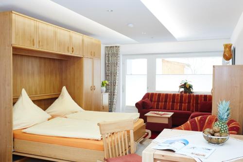 una camera d'albergo con letto e divano di Ferienwohnung Angermeier a Oberstdorf