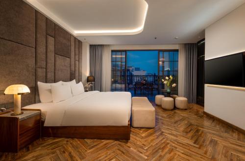 Una cama o camas en una habitación de H Hôtel L'Art Hanoi