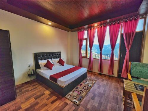 Postel nebo postele na pokoji v ubytování Hotel Royal Cedar Simla