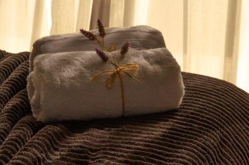 a pillow with flowers on top of a couch at Windows House in Paty do Alferes