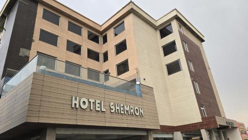 a building with a hotel sheridan at Hotel Shemron 