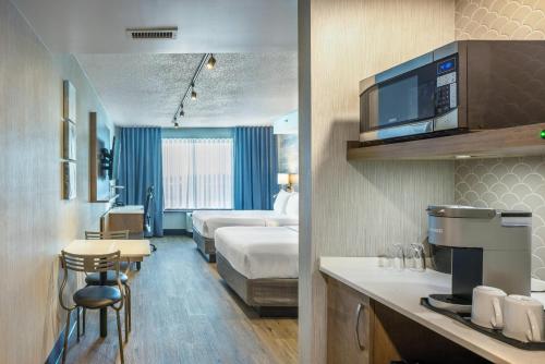 Postel nebo postele na pokoji v ubytování Quality Inn & Suites