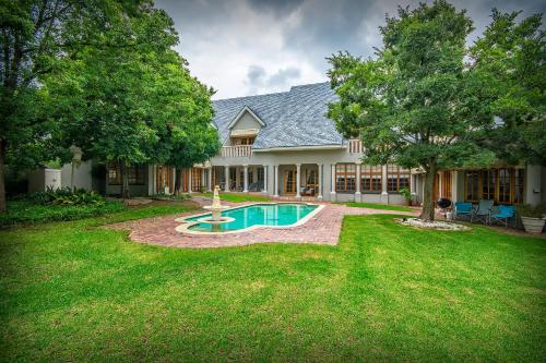a house with a swimming pool in the yard at Sewende Hemel in Kroonstad