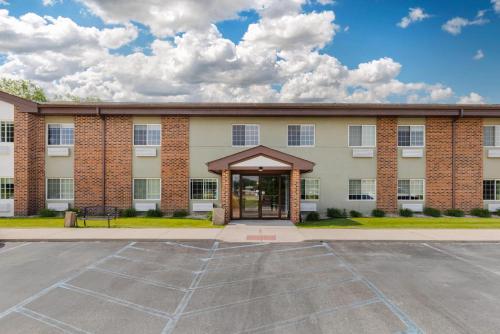 an empty parking lot in front of a building at Quality Inn Chesterton near Indiana Dunes National Park I-94 in Chesterton