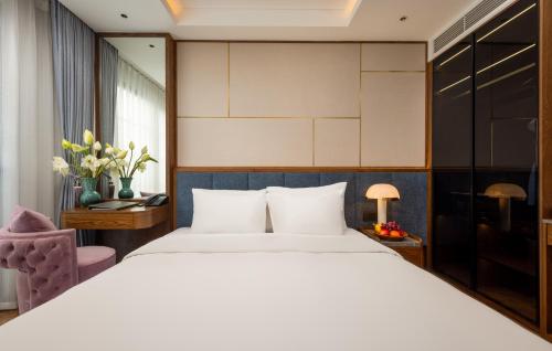 Una cama o camas en una habitación de H Hôtel L'Art Hanoi