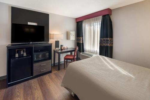 Μια τηλεόραση ή/και κέντρο ψυχαγωγίας στο Quality Inn & Suites Cincinnati I-275