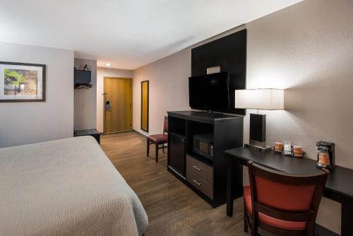 Ένα ή περισσότερα κρεβάτια σε δωμάτιο στο Quality Inn & Suites Cincinnati I-275