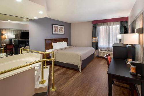 Ένα ή περισσότερα κρεβάτια σε δωμάτιο στο Quality Inn & Suites Cincinnati I-275