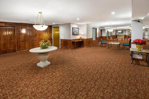 Χώρος καθιστικού στο Quality Inn & Suites Cincinnati I-275