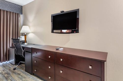 a hotel room with a desk and a tv on the wall at Econo Lodge Inn & Suites Old Saybrook - Westbrook in Old Saybrook