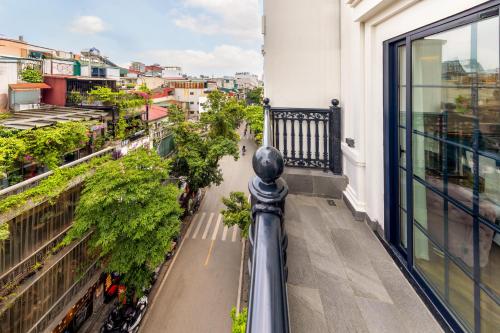 Un balcón o terraza en H Hôtel L'Art Hanoi