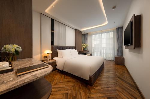Una televisión o centro de entretenimiento en H Hôtel L'Art Hanoi