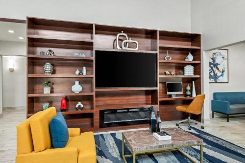 TV a/nebo společenská místnost v ubytování Comfort Suites Longview North