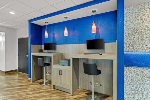 an office with blue walls and bar stools at Comfort Suites Columbia at Harbison in Columbia