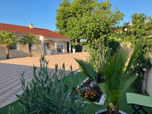 Un jardín fuera de La Roseraie résidence près de Vichy