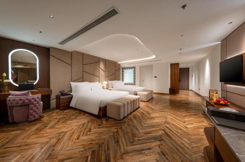 Una cama o camas en una habitación de H Hôtel L'Art Hanoi