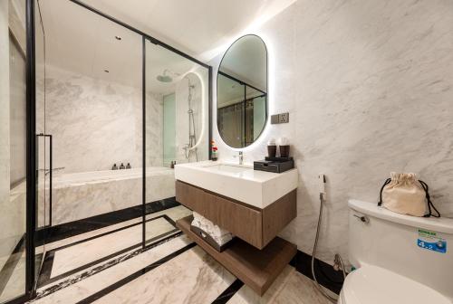 Una cama o camas en una habitación de H Hôtel L'Art Hanoi