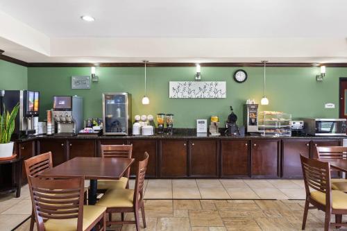 Příslušenství pro přípravu čaje a kávy v ubytování Sleep Inn & Suites Bush Intercontinental - IAH East