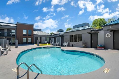 a swimming pool in front of a building at Quality Inn Simpsonville-Greenville in Simpsonville
