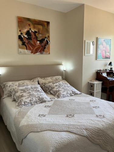 Una cama o camas en una habitación de La Roseraie résidence près de Vichy