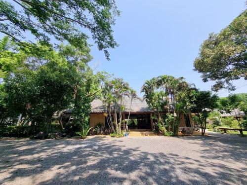 Gallery image of IngNatee Resort in Pathum Thani