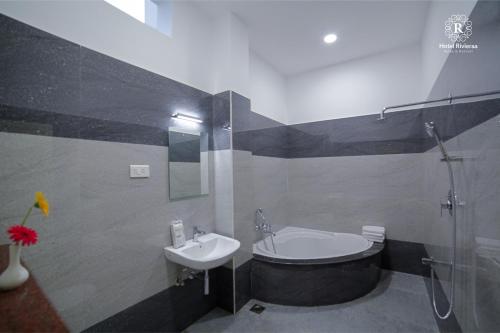 Un baño de RivieraaHotel