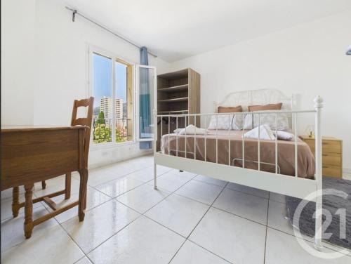 Ένα ή περισσότερα κρεβάτια σε δωμάτιο στο Maison familiale - Calme - Toulon