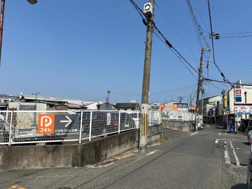 an empty street with a fence on the side at An-shao-ya安嶼屋 8minutes walk to JR Teradacho Loop Line Station 13minutes walk to Tennoji Mall in Osaka