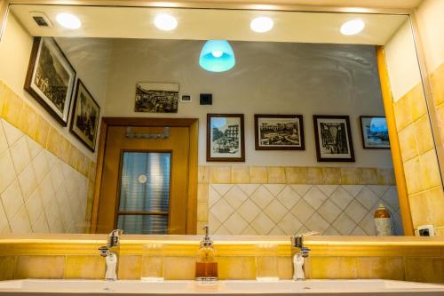 a bathroom with two sinks and a large mirror at Luc's Home in Frattaminore