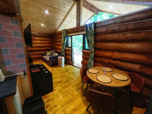 Posezení v ubytování Secluded Hand Crafted Log Cabin