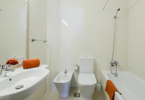 アルブフェイラにある3HB Golden Beachの洗面台とトイレを備えた白いバスルーム
