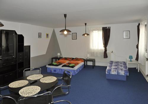 Posteľ alebo postele v izbe v ubytovaní Penzion a Restaurace Na Jízdárně