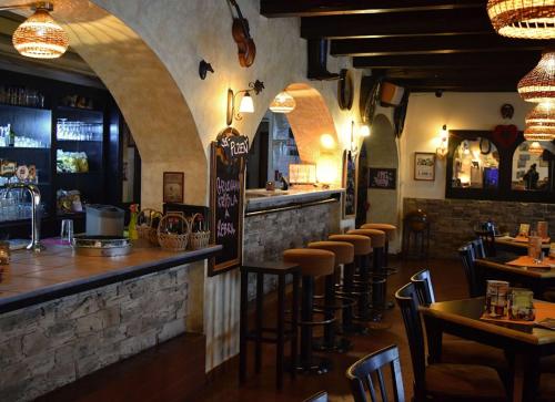 Lounge nebo bar v ubytování Penzion a Restaurace Na Jízdárně