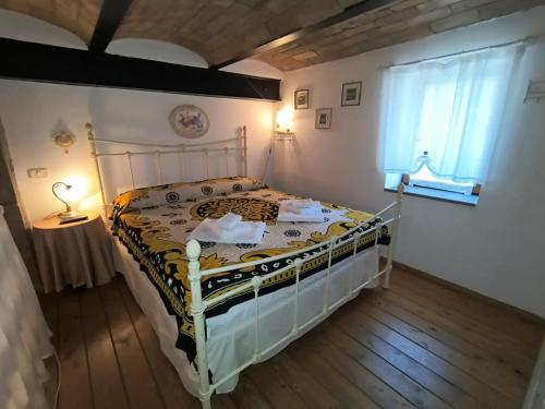 カステル・デル・ピアーノにある14 Holiday in Tuscany - Val d'Orcia - CASA PRIVATAの部屋に白いベッドがある寝室