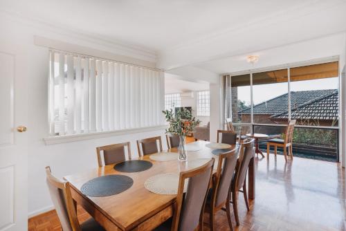 Χώρος καθιστικού στο Restful Canberra Retreat in Spacious Terrace Home