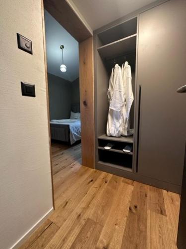 a hallway with a closet with a bed in a room at BERG & BERG HOTEL - Kerns Self-Check-in in Kerns