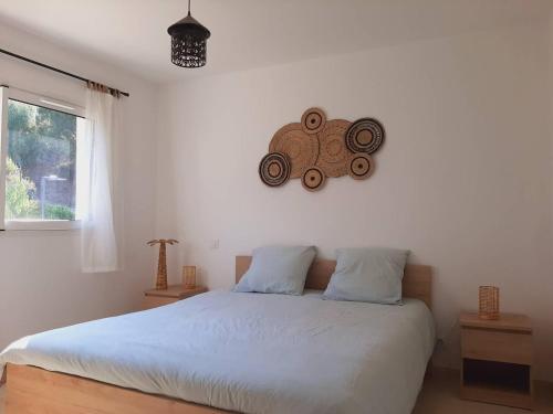 - une chambre dotée d'un lit avec une voiture jouets sur le mur dans l'établissement Charmant T2 dans une résidence neuve avec piscine, à Calvi