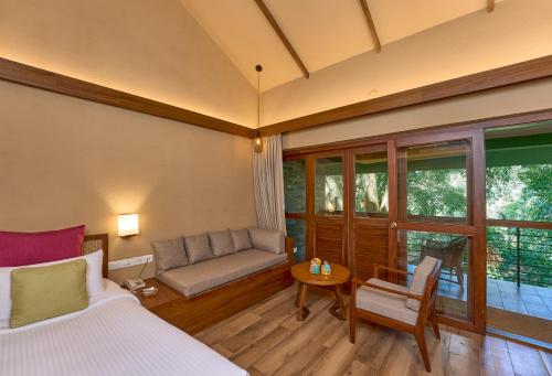 Ruang duduk di Cardamom County by Xandari
