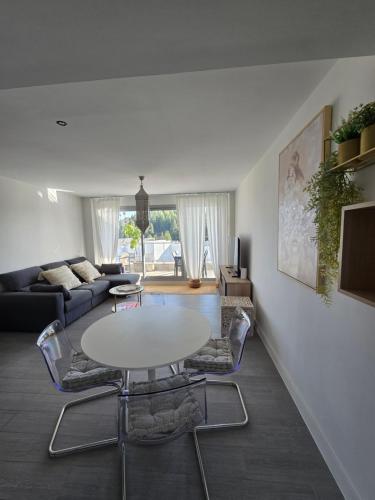 een woonkamer met een witte tafel en stoelen bij Appartement Mijas in Mijas Costa