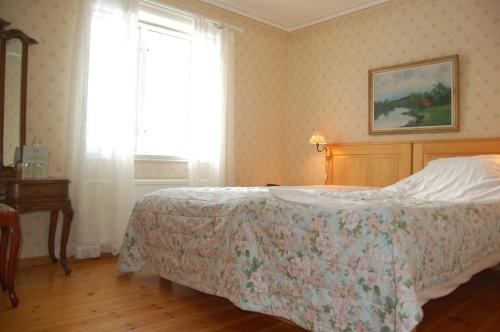 a bedroom with a bed and a window at STF Vickleby Bo Pensionat in Färjestaden