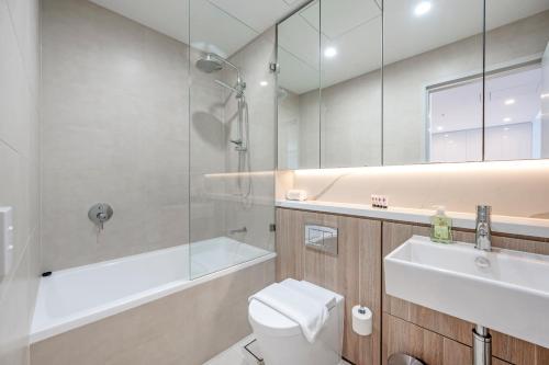 悉尼Modern 2BR with Sea and Sky View的配有马桶、水槽和淋浴的浴室