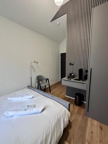 a bedroom with a bed and a desk with a chair at BERG & BERG HOTEL - Kerns Self-Check-in in Kerns
