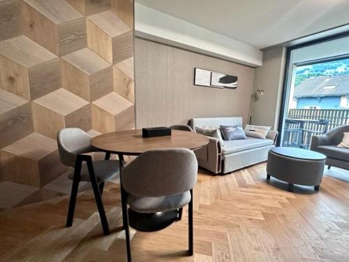a living room with a table and chairs and a couch at BERG & BERG HOTEL - Kerns Self-Check-in in Kerns