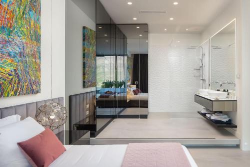 un bagno con un letto, un lavandino e uno specchio di Villa Aqua Majestic Diamond Sumptuous 5 Bedroom Villa Magnificent Adriatic Seaviews Korcula a Korčula