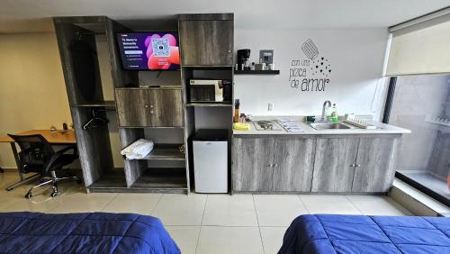 a room with a kitchen with a counter and a sink at S07 DOBLE CAMA MATRIMONIAL Premium Suite Frente al TEC CEM con Cocineta WiFi Balcón Parking Terraza in Mexico City